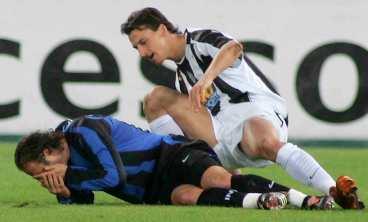 KNOCKAD Inters Sinisa Mihajlovic blir liggande på planen efter att Zlatan skallat honom i ansiktet. Strax efteråt varnades Zlatan efter en närkamp med Mihajlovic och missar därför automatiskt nästa match. "De här situationerna ska Zlatan undvika", säger Juventustränaren Fabio Capello.