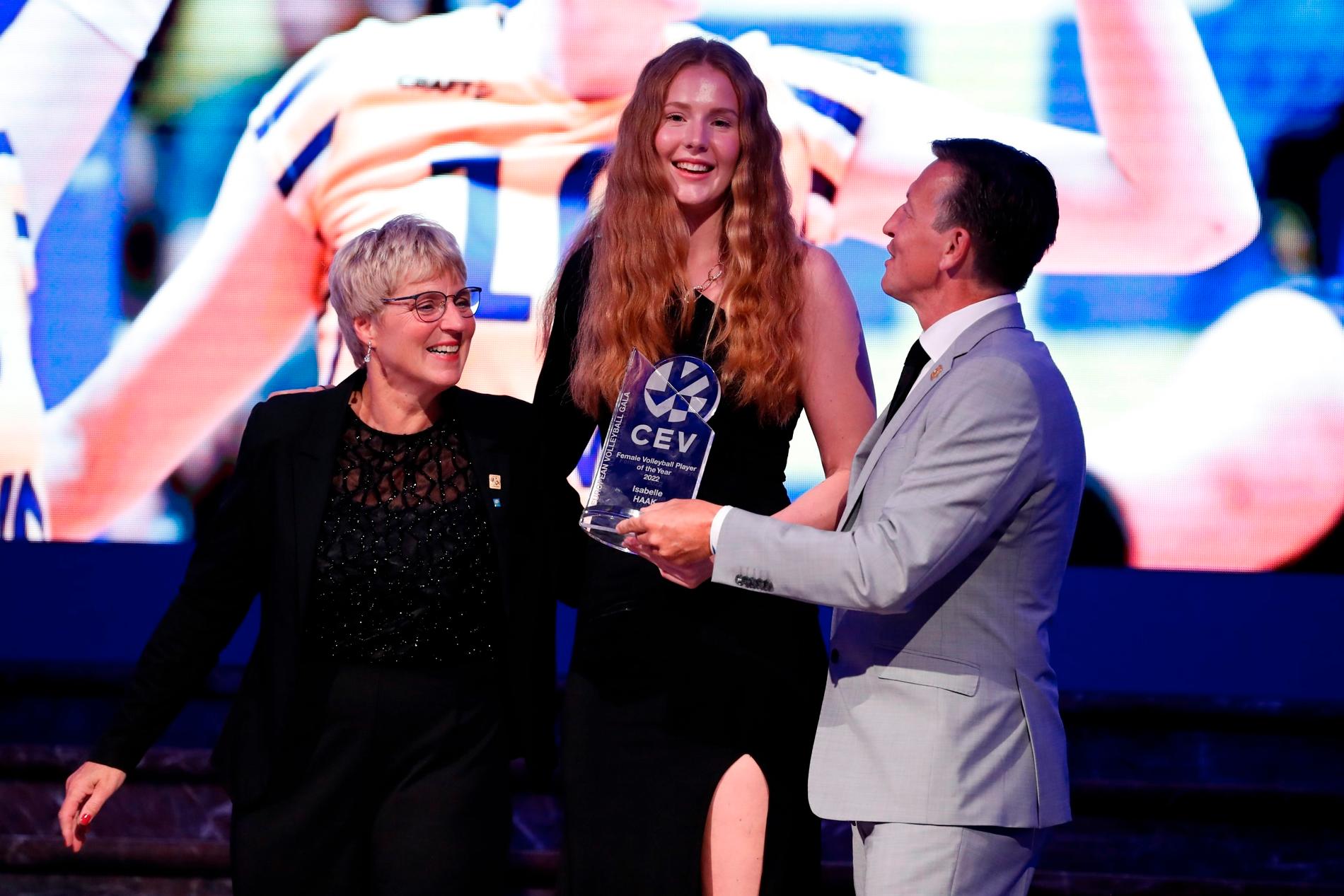 Isabelle Haak utsågs under fredagen till Europas bästa volleyboll-spelare. 