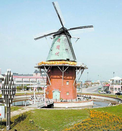 Den här väderkvarnen pryder också Holland Village i Shenyang.