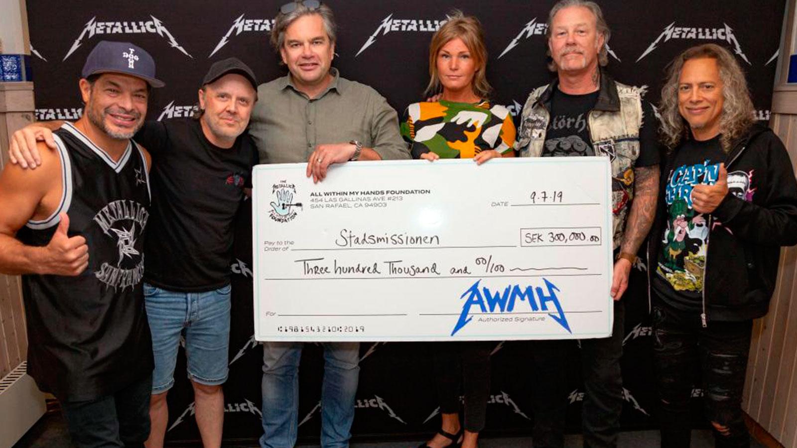 Metallica överlämnar checken till Göteborgs Stadsmisson.