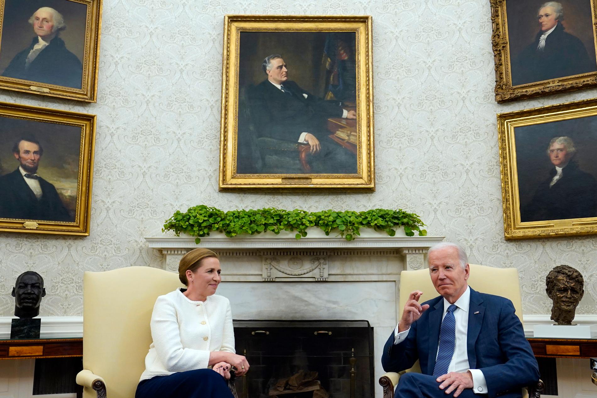USA:s president Joe Biden korsar fingrarna i hopp om god krigslycka för Ukraina. Danmarks statsminister Mette Frederiksen tittar på.