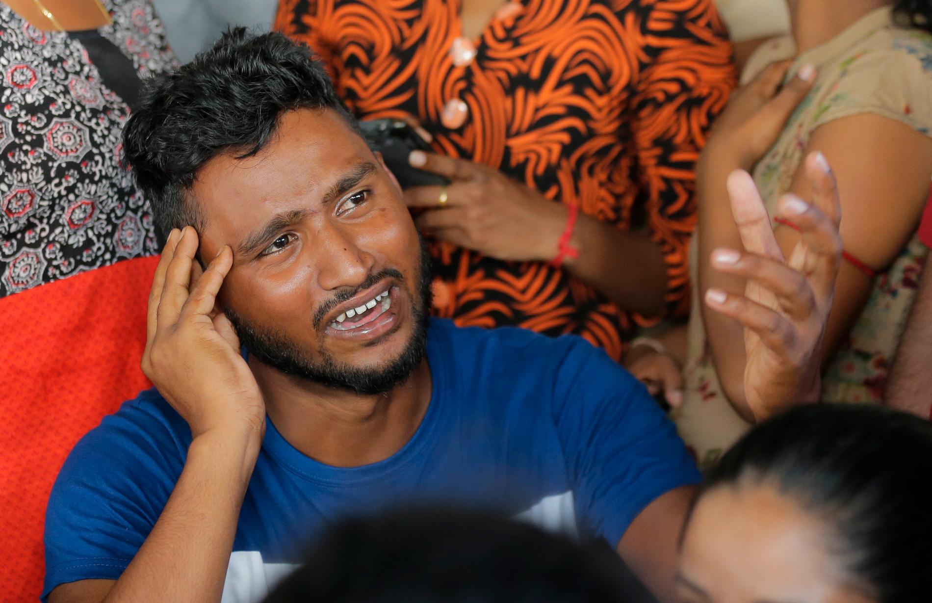 En man letar efter släktingar vid ett bårhus i Colombo dagen efter terrordådet.