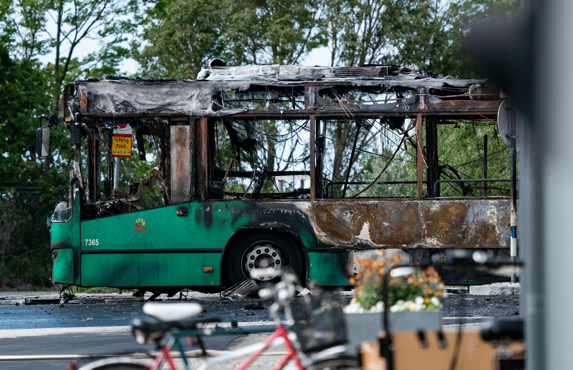 En gasbuss blev helt utbränd i Malmö maj i år sedan den fått kortslutning och börjat brinna. Arkivbild.