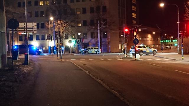 En polisbil kraschade i samband med en jakt på inbrottstjuvar i Stockholm.
