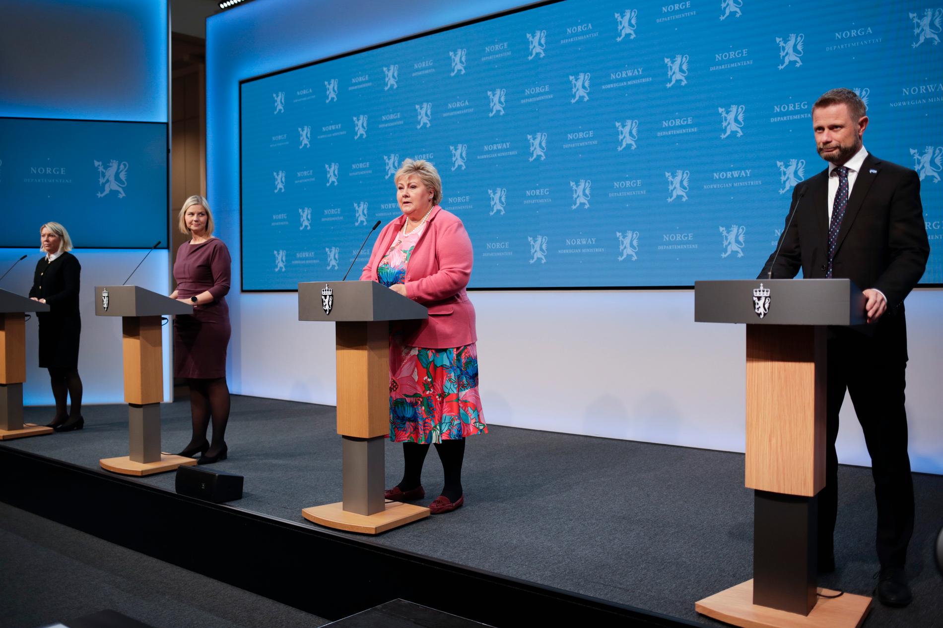 Statsminister Erna Solberg (i mitten) och hennes ministrar Monica Mæland, Guri Melby och Bent Høie på fredagens presskonferens.