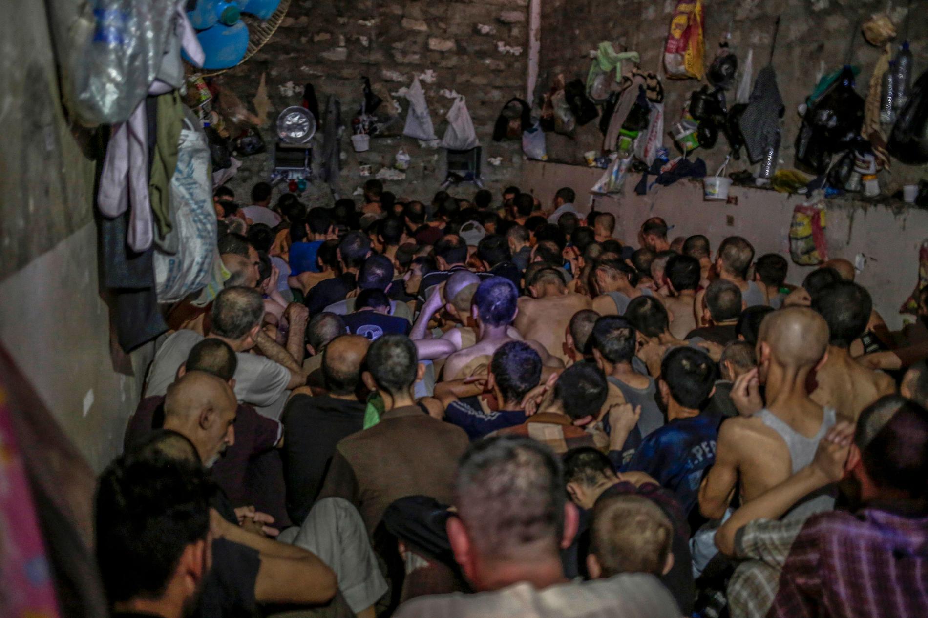 Hundratals IS-misstänkta trycks ihop i små celler i ett fängelse utanför Mosul