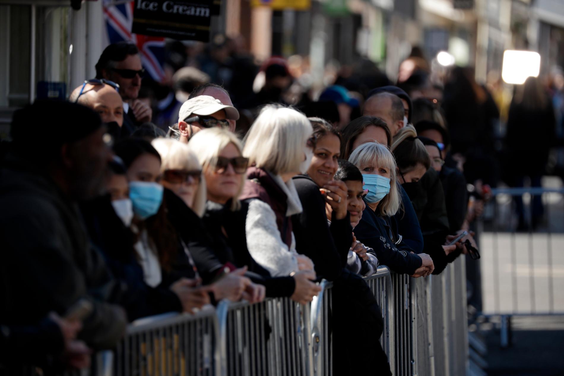 Människor väntade utanför Windsor Castle i London på begravningsprocessionen, trots uppmaningar till allmänheten att inte samlas för att ta farväl på grund av pandemin.