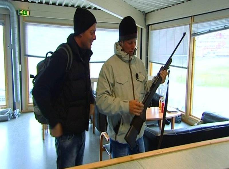 Wille och Peter hämtar ut ett gevär på Svalbard.