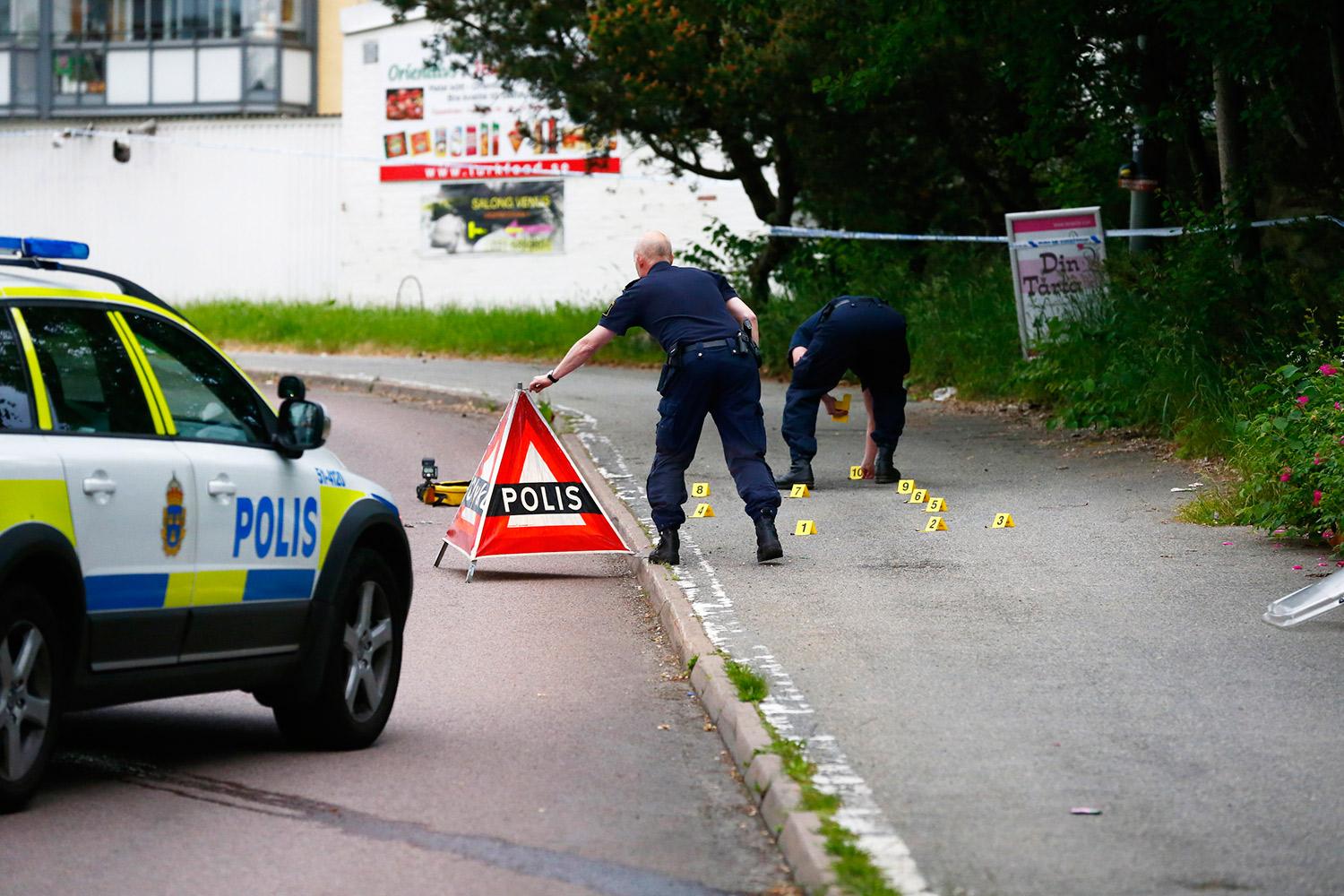 En 30-årig man sköts i båda benen i Hisingen i Göteborg 4 juni. Polisen sätter skjutningen i samband med konflikten mellan olika kriminella gäng i området. Polisen på brottsplatsen