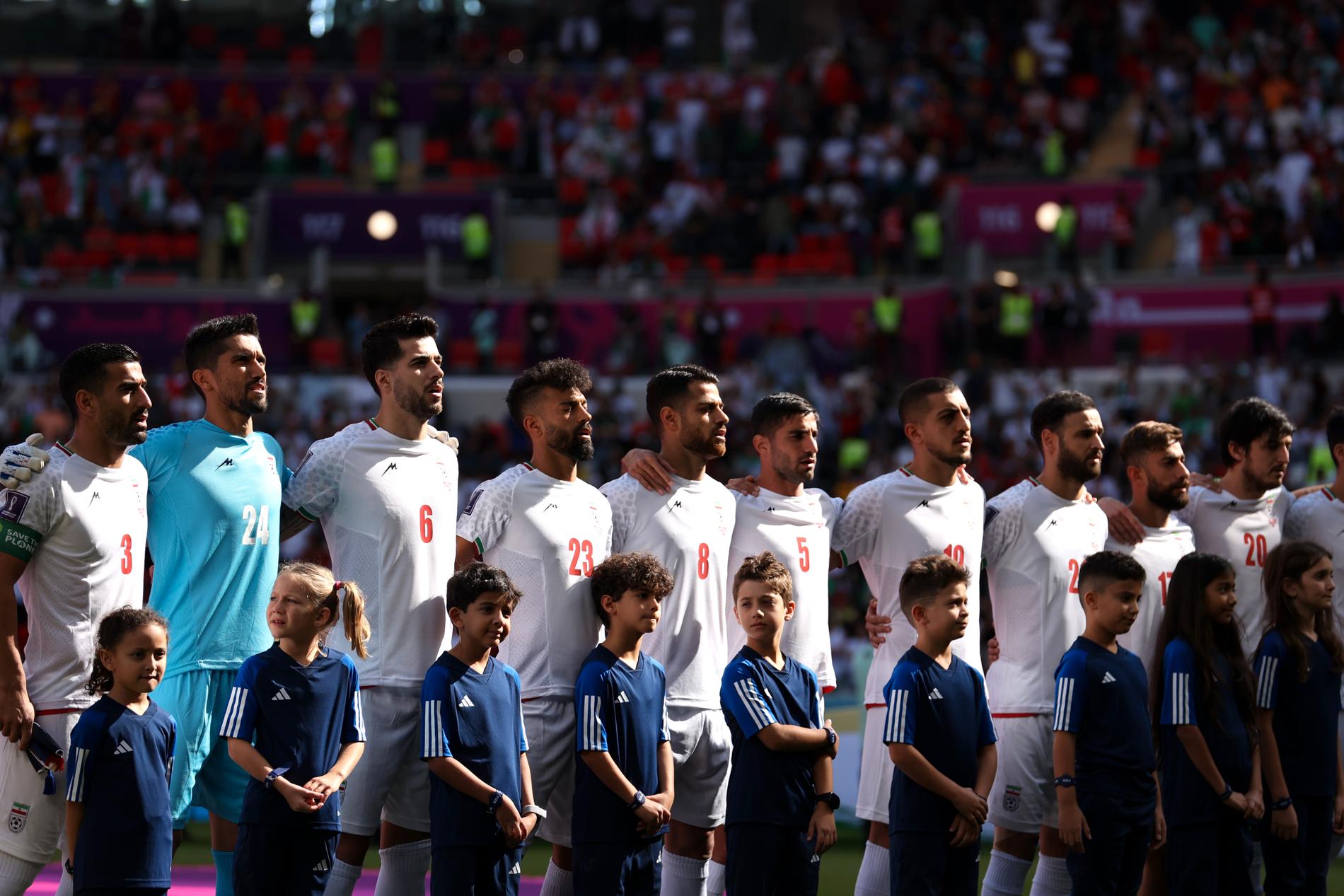 Irans spelare sjöng nationalsången inför matchen mot Wales i fotbolls-VM