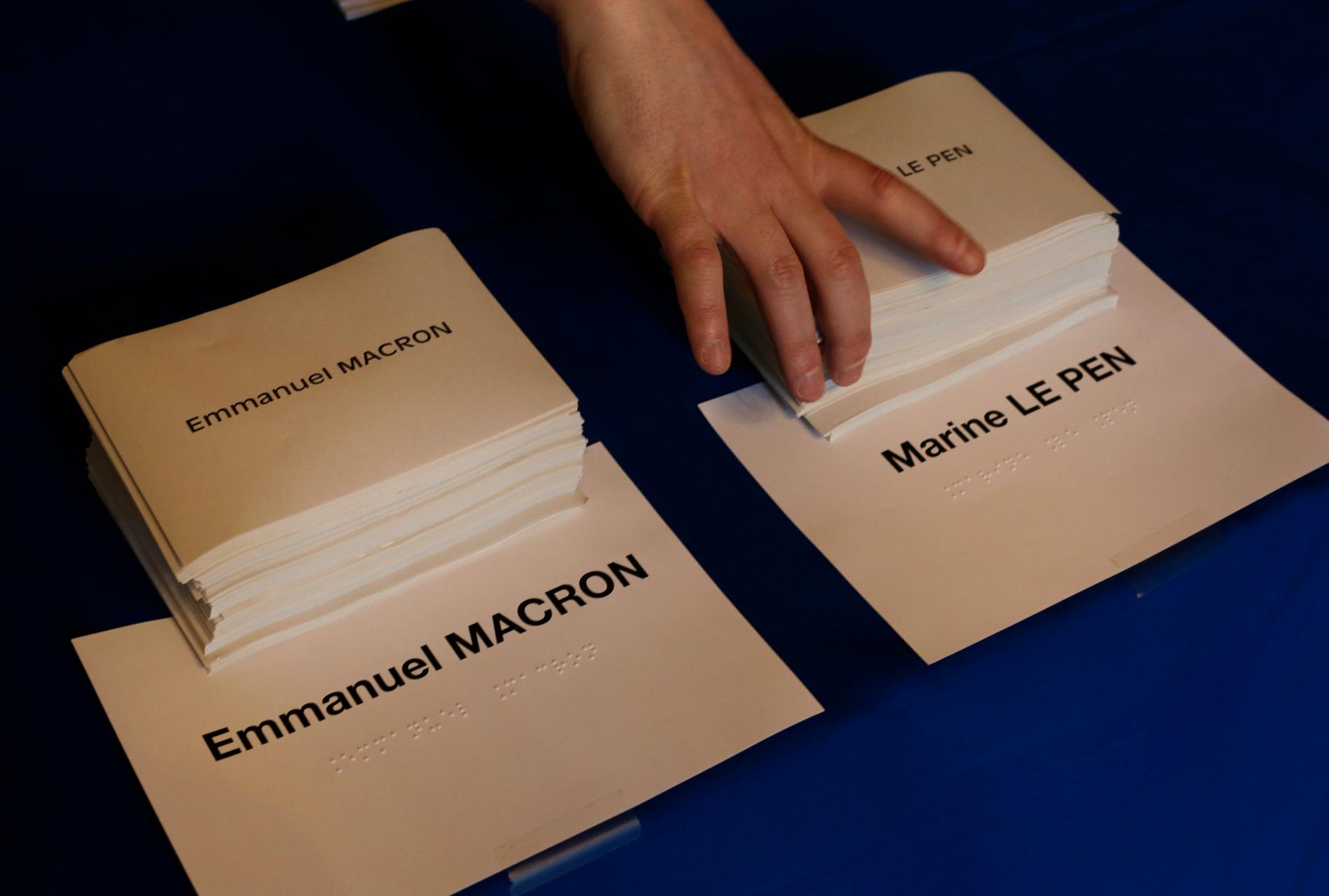 I presidentvalets avgörande omgång 2017 vann liberale Emmanuel Macron över högernationalisten Marine Le Pen. Duon kan nu mycket väl mötas igen i årets val, i mitten av april. Arkivfoto.