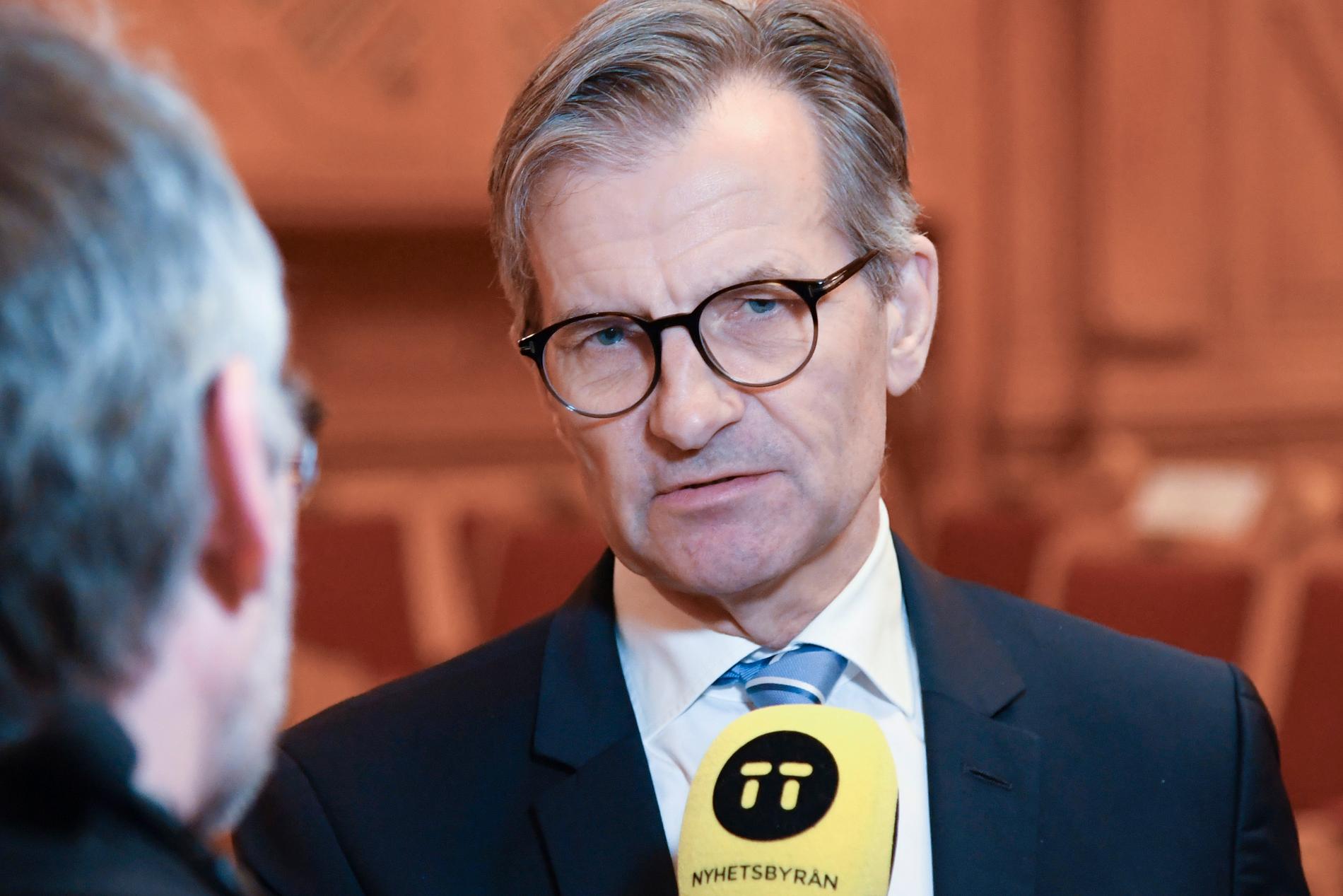 Riksbankschefen Erik Thedèen intervjuas efter att ha frågats ut i ett öppet sammanträde i Finansutskottet på tisdagen.