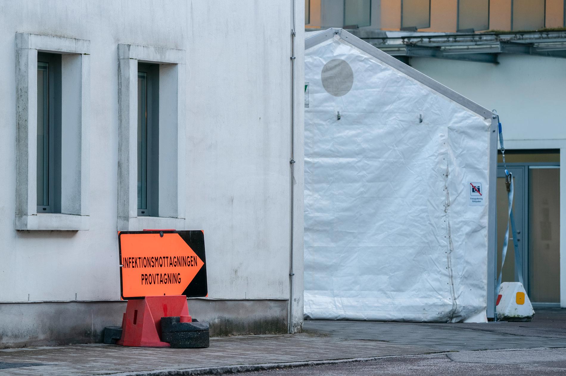 Utanför infektionsmottagningen på SUS i Malmö finns sedan förra helgen ett tält för att kunna testa personer för covid-19 virus. Provtagningen sker utomhus ”för att minska risken för smitta och samtidigt se till att fler kan provtas på kort tid”. 