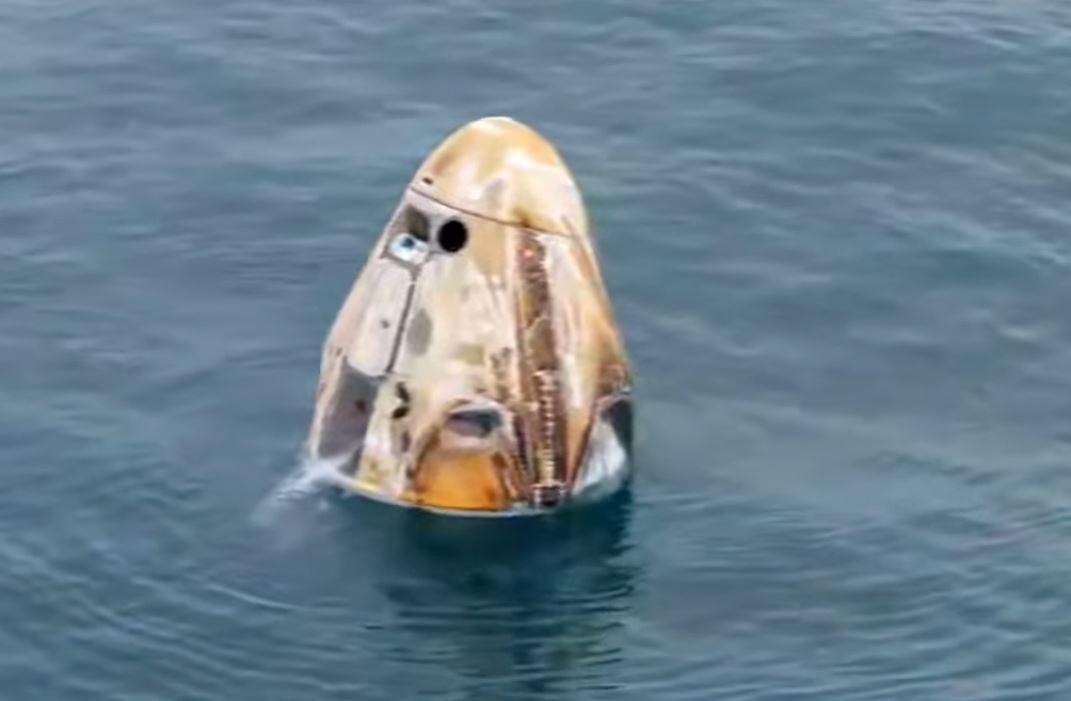 Bild på kapseln precis efter att den landat i havet. Bild från Axiom Spaces webbsändning.