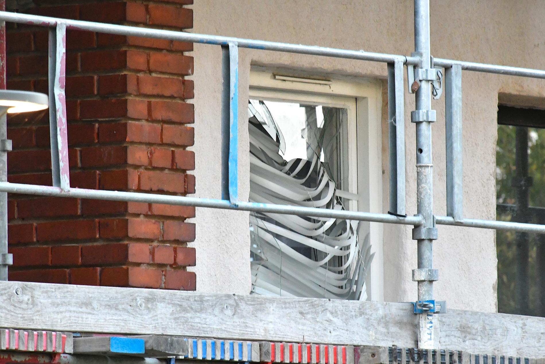 På måndagskvällen larmades polisen om en skottlossning i Landskrona. Senare under natten kastade någon in ett explosivt föremål i en lägenhet i närheten.
