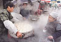 Gatuförsäljaren med köttdumplingarna på marknaden i Peking försöker ta sig fram i det nya Kina.