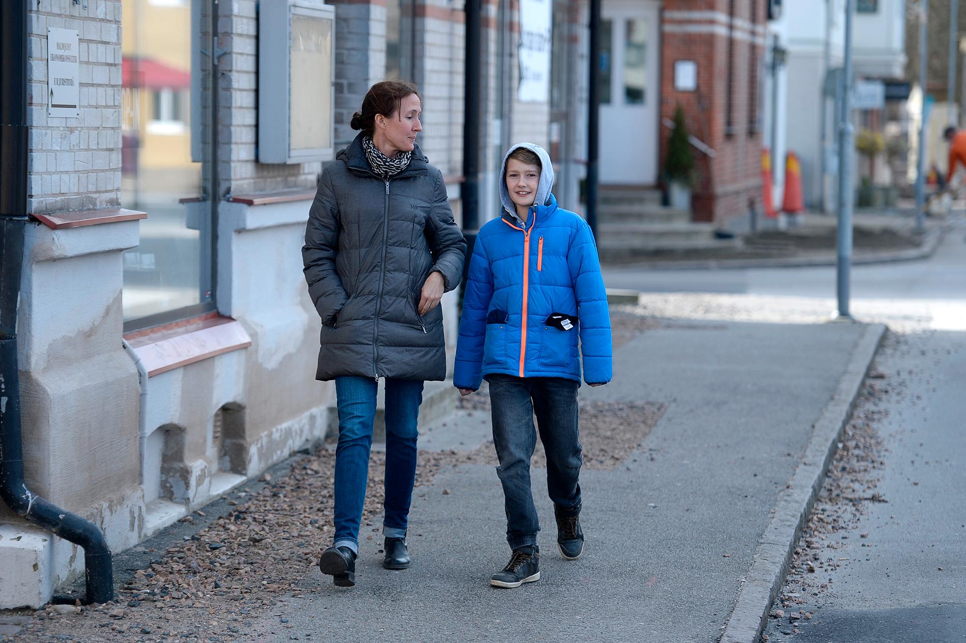 Sara Nilsson, 39, och hennes son Hugo, 11, ser positivt på flyktingmottagandet. ”Jag tycker det är jättebra om Vellinge blir lite mer som Sverige i övrigt”, säger hon.