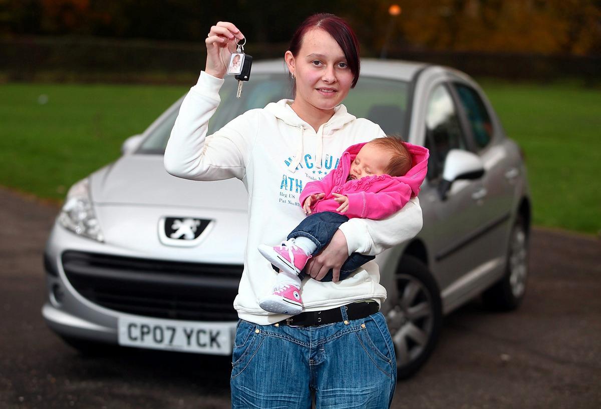 Bilen och babyn Emma French hann med att både ta körkort och föda barn – på samma dag.