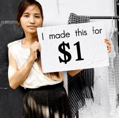 En arbetare i Kambodja sydde plagget för 1 dollar.