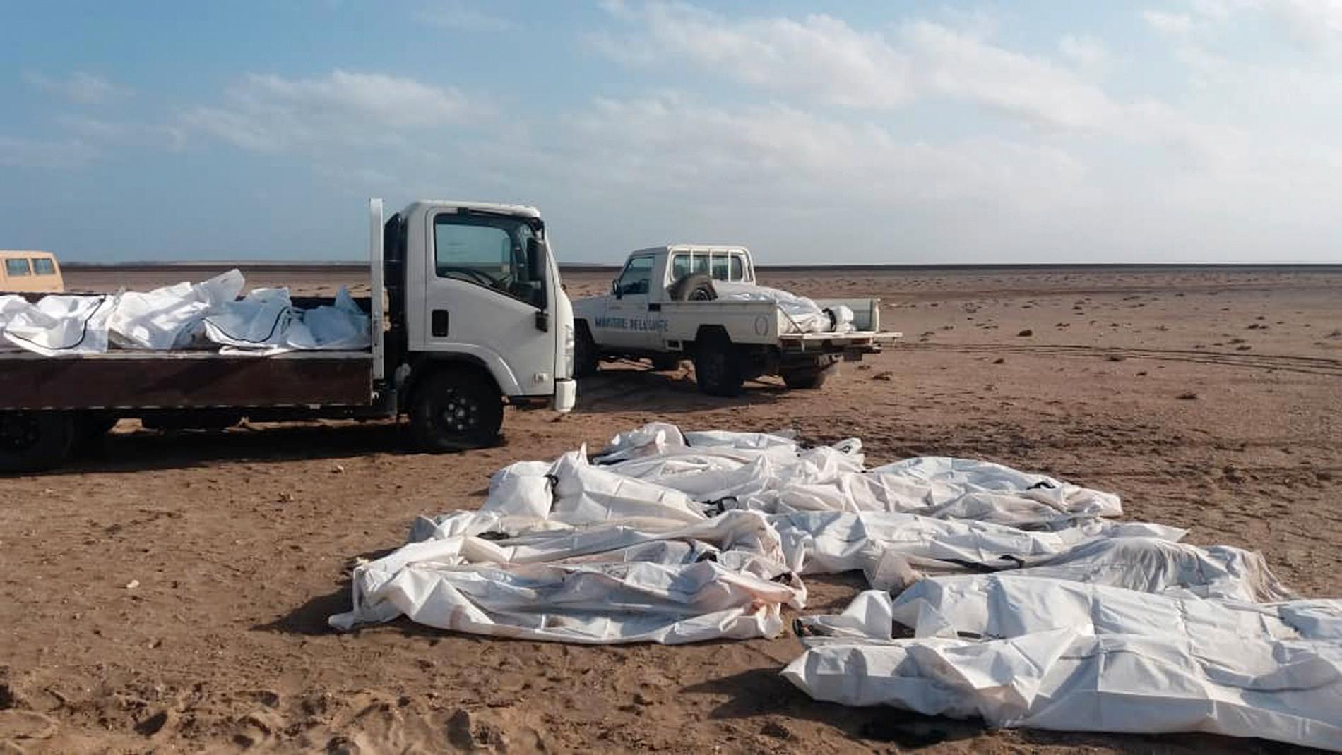 Kroppar samlas på stranden nära platsen där två migrantbåtar kantrade utanför Djiboutis kust i tisdags.