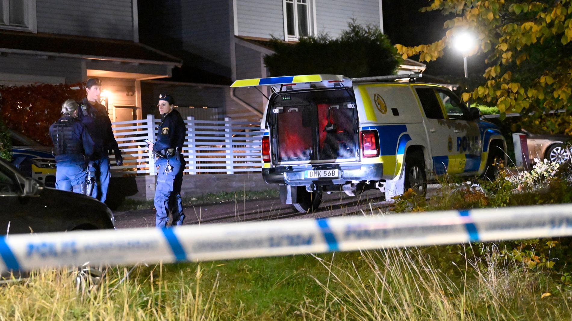 Poliser på plats efter skottlossningen i Enköping.