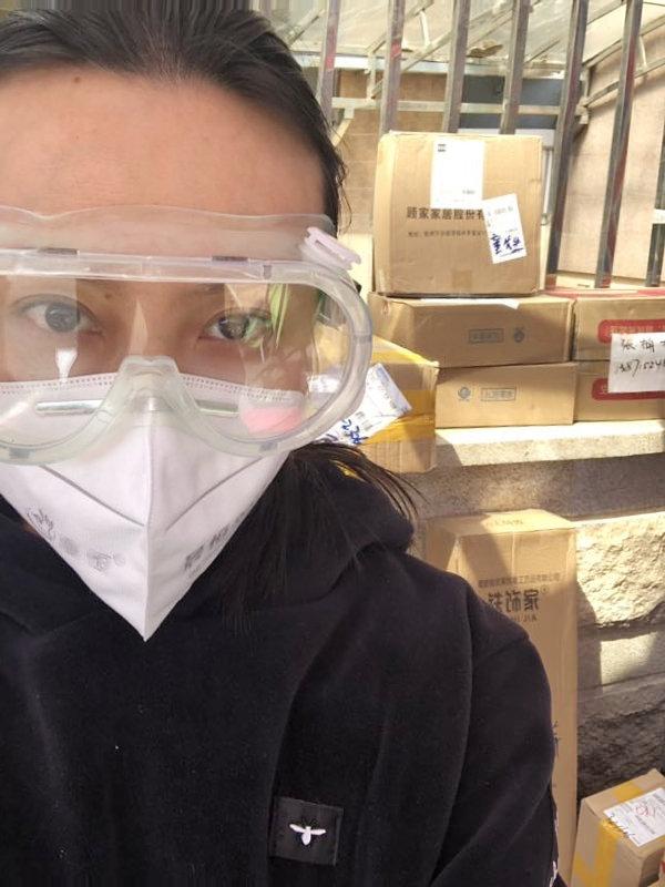 Chen Weis utrustning när hon åkte tåg från Huainan: skyddsglasögon och munskydd.