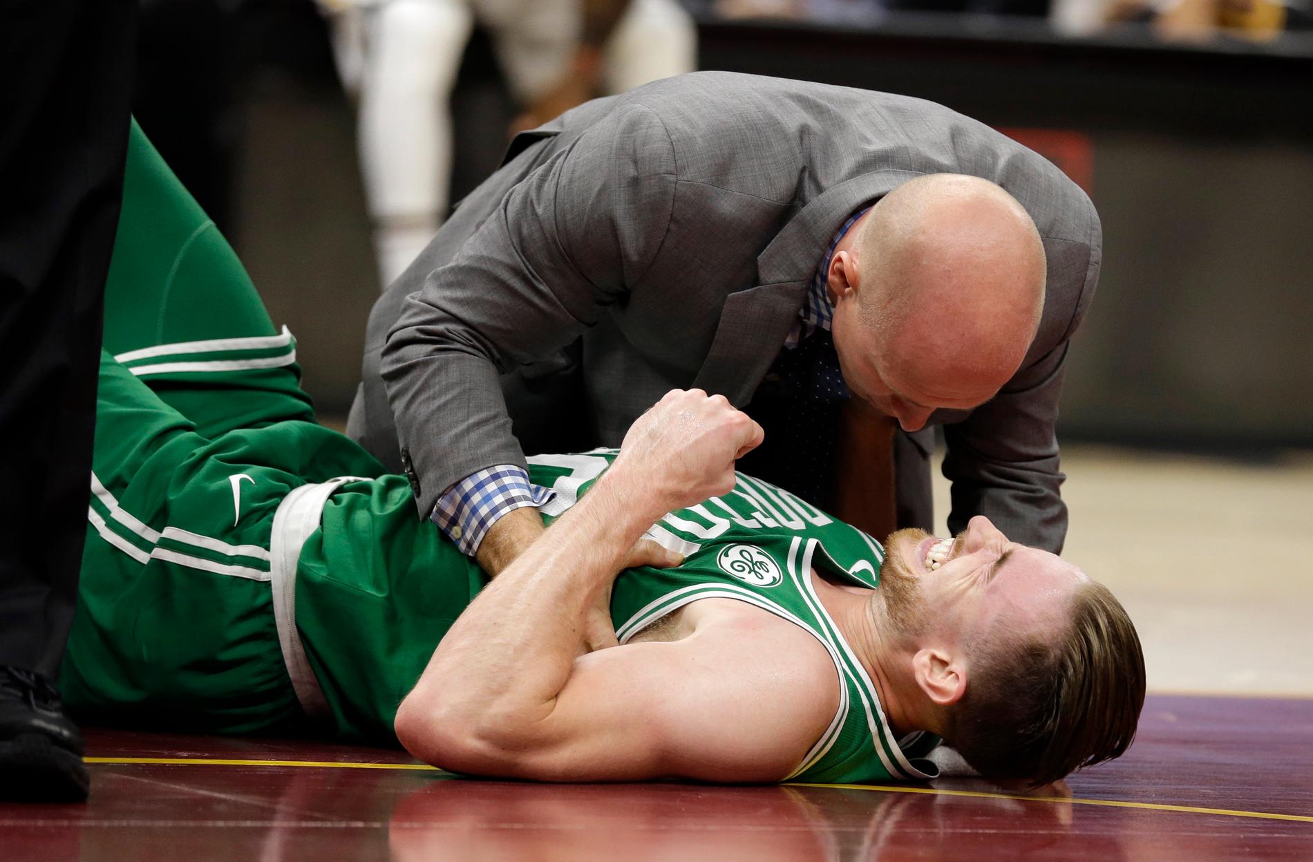 Bostons Celtics Gordon Hayward grimaserar av smärta efter olyckan.