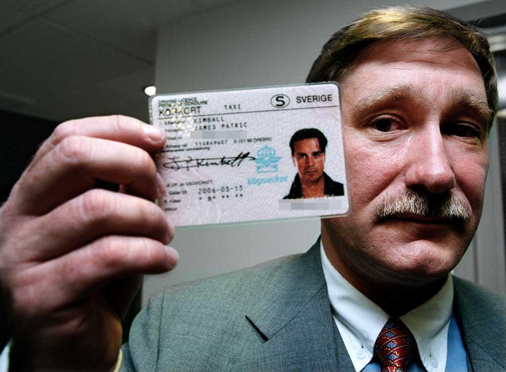 Christer Sjöblom, polisintendent, visar upp Mehdi Tayebs körkort 1998.