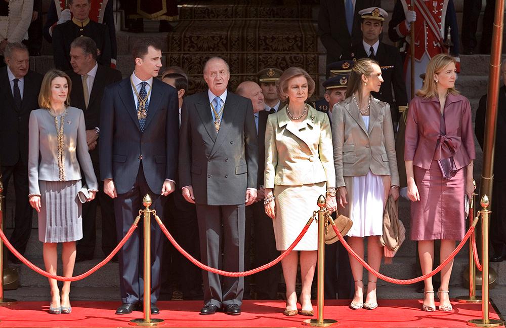 Spanska kungafamiljen: drottning Letizia, kung Felipe, före detta kung Juan Carlos och drottning Sophia samt Felipes systrar prinsessorna Elena och Cristina 2004. 
