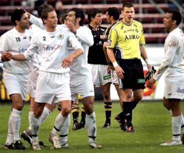 vilda väsby Väsby gjorde "det omöjliga" - besegrade samarbetsklubben AIK. Mahmod Hejazi (längst till vänster) klappas om efter sitt avgörande mål. AIK-målvakten Daniel Örlund sig deppar.