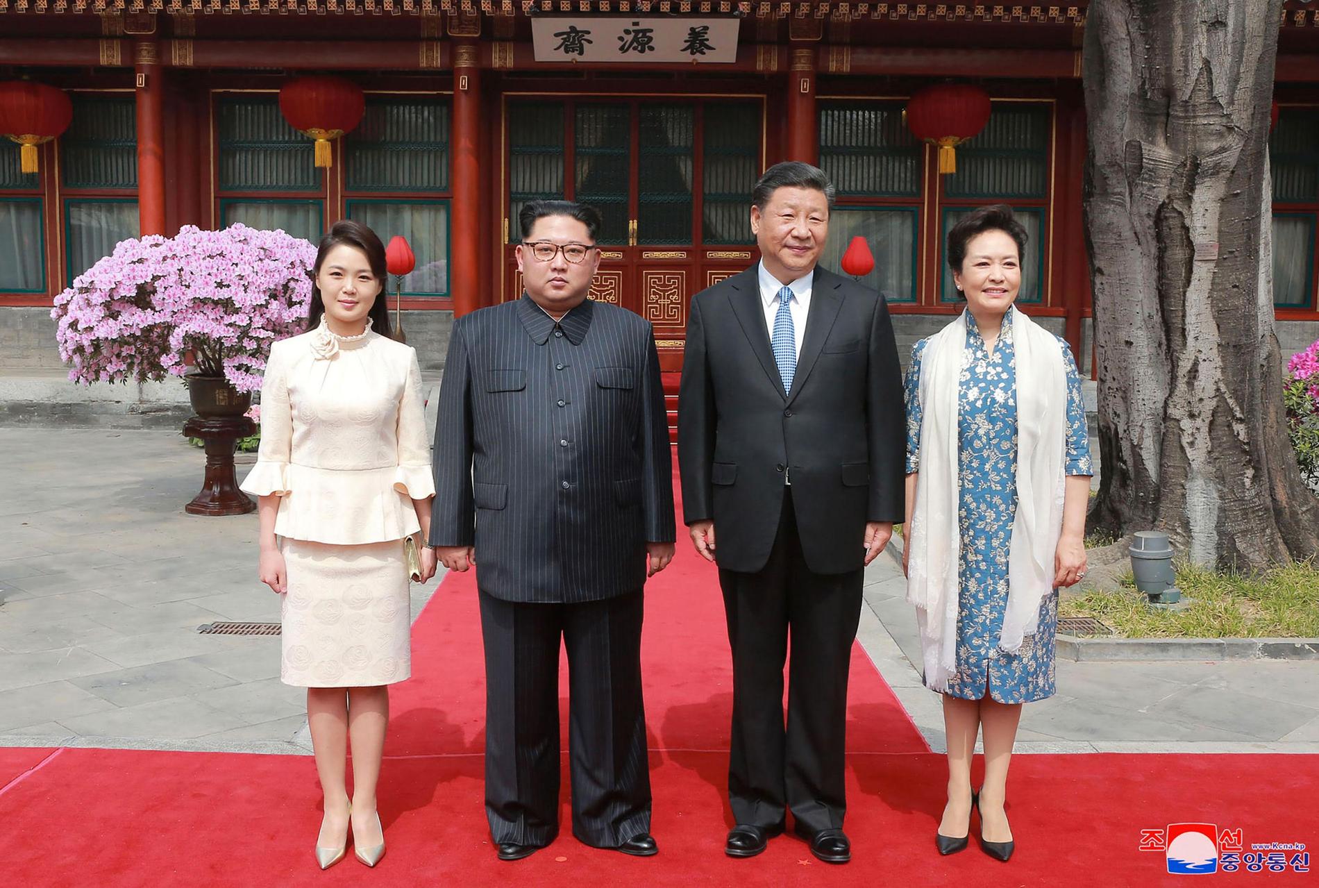 Ledarna och deras fruar poserade på flera bilder under Kims tvådagarsbesök i Peking.