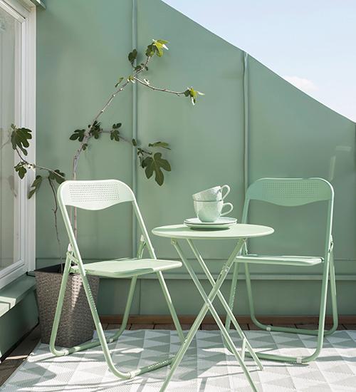 En fika i solen. Dags att flytta ut på balkong och uteplats med nya trädgårdsmöbler. Kaféset i grönt, stol 149 kr/styck, bord, 199 kr Rusta.