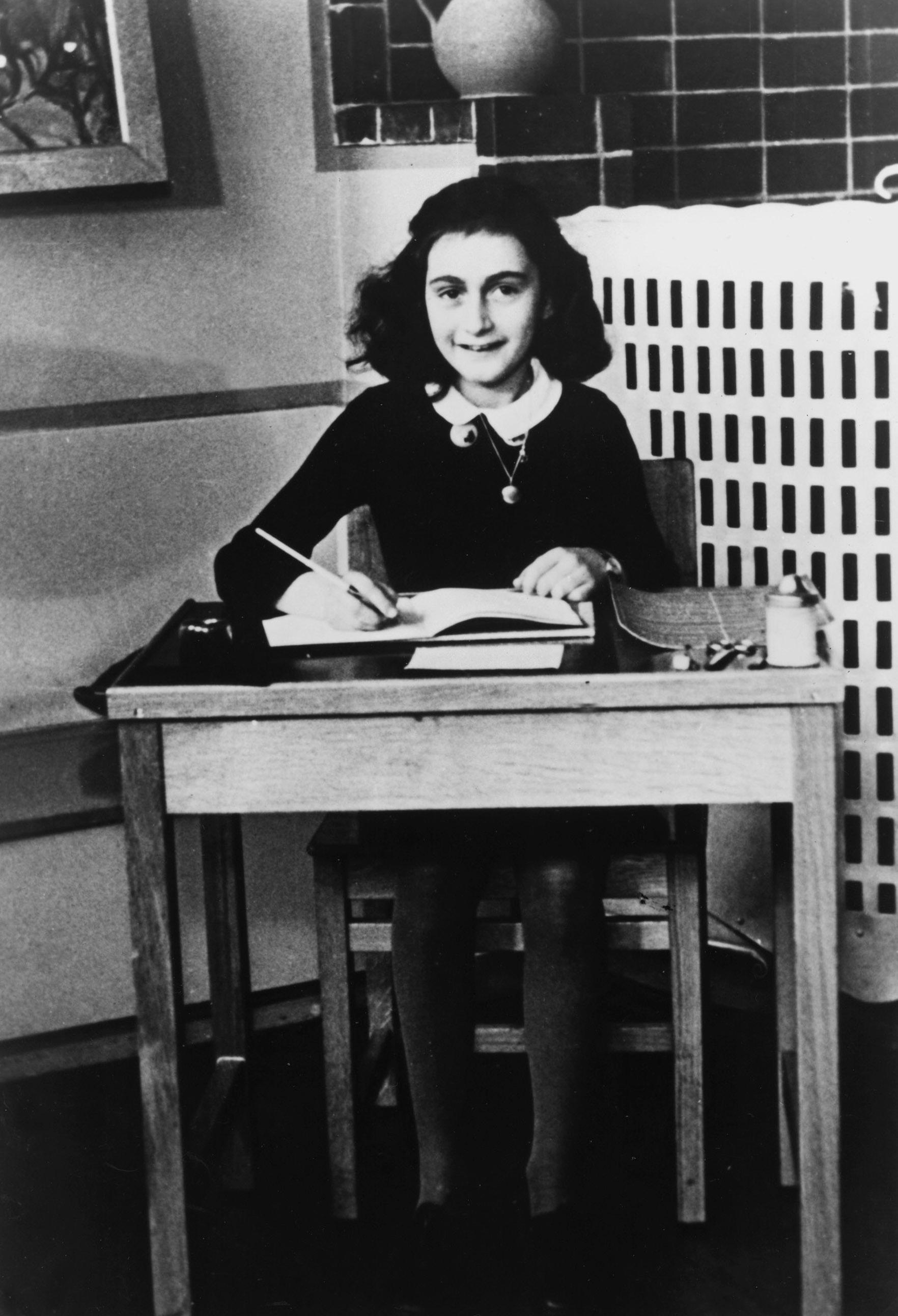 Anne Frank deporterades till koncentrationslägret Bergen-Belsen efter att ha blivit förrådd.