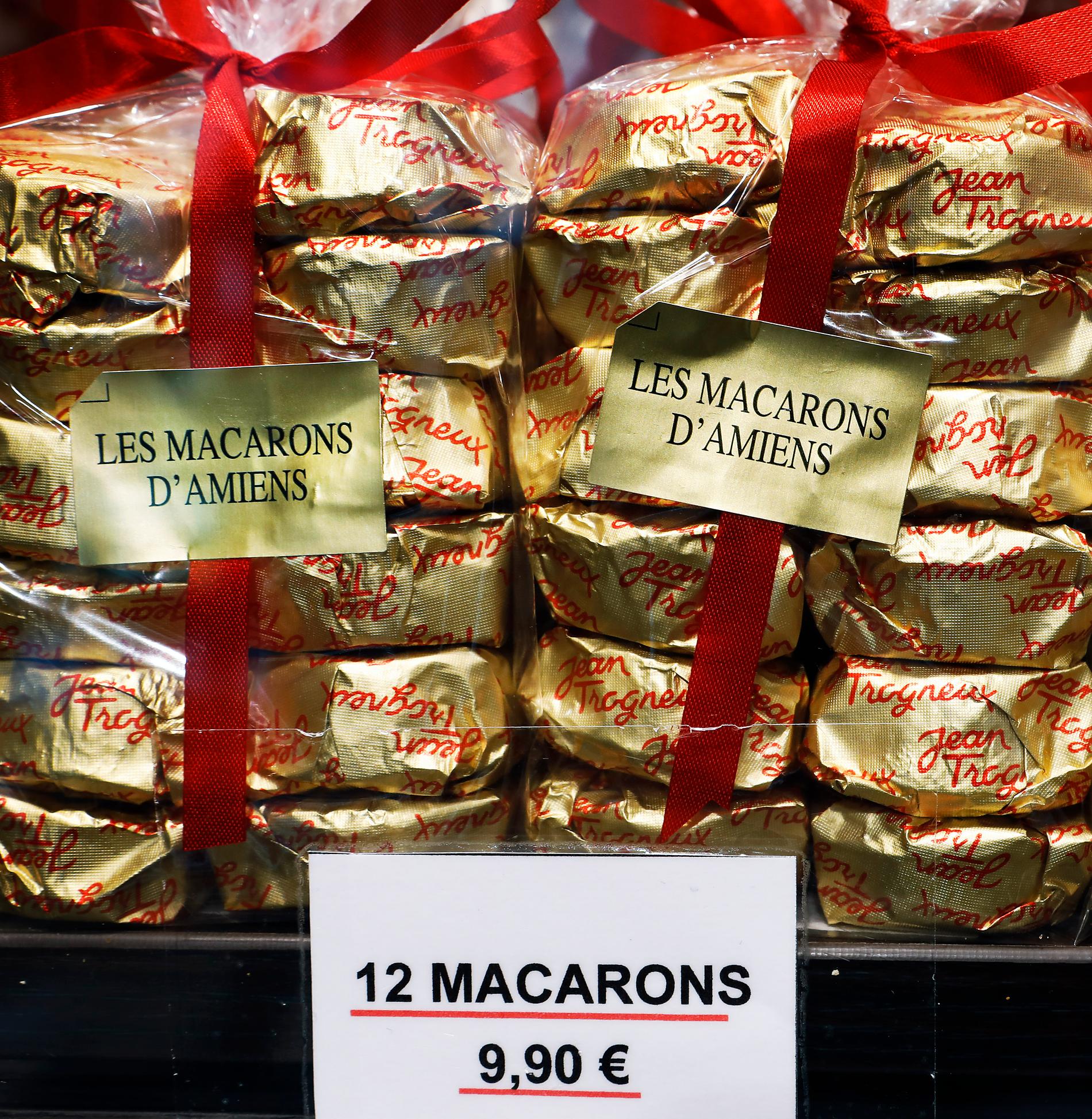 De lokala Macarons kakorna säljs i choklad-affären.