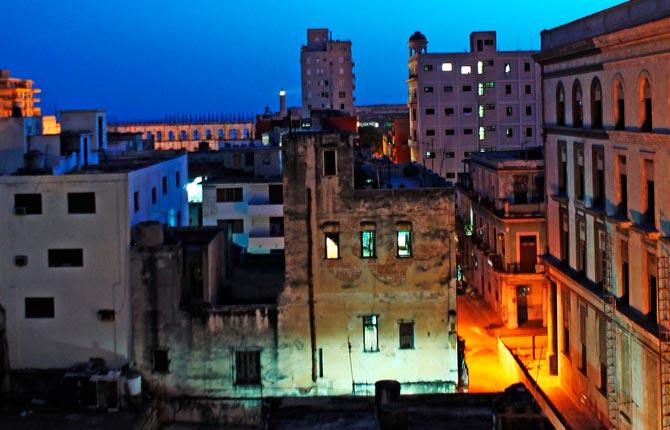”Hussiluetter i gamla Havanna när jag i gryningen tittar ut genom mitt hotellfönster. Himlen går redan i blått.”