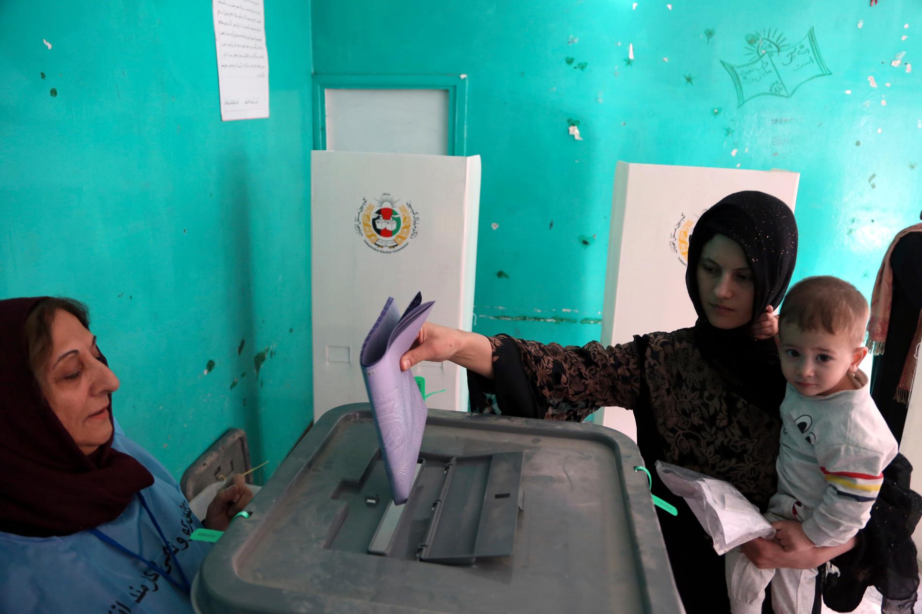 En kvinna lägger sin röst i en vallokal i Kabul.