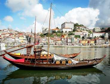 Rabelobåtar ligger vid Douro-floden mellan Vila nova de gaia och Porto.