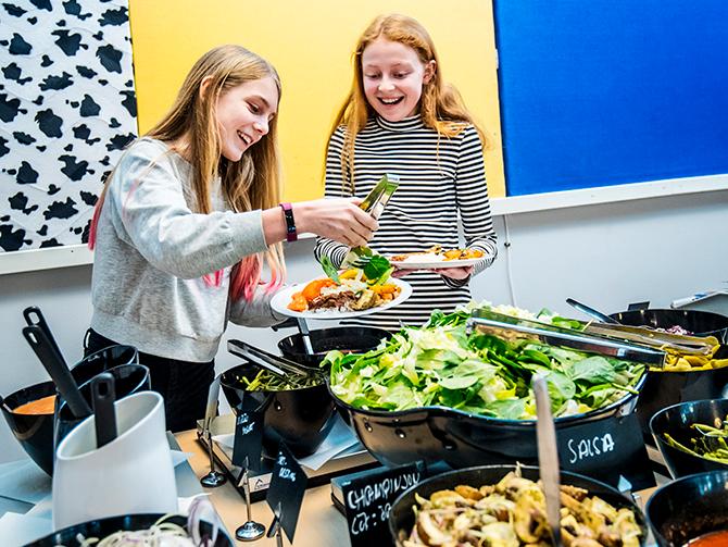 Moa Granhage, 13, och Tilda Petrusson, 12, föredrar pasta carbonara när skolrestaurangen ”Älta smått och gott” bjuder på lunch. 