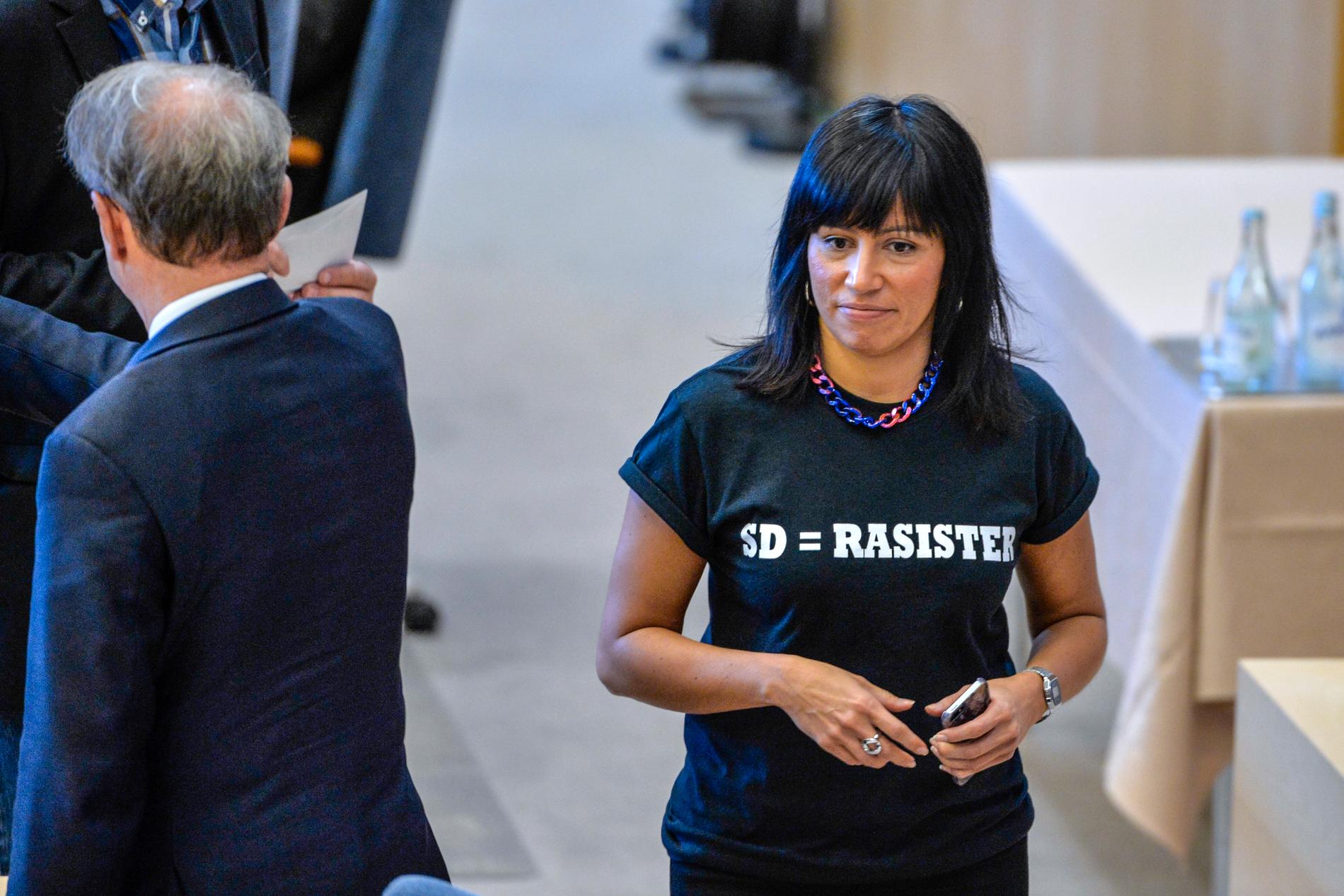 Den tidigare riksdagsledamoten Rossana Dinamarca (V) beklagar att Tamara Spiric inte utmanar Nooshi Dadgostar (V) om partiledarposten. Arkivbild.
