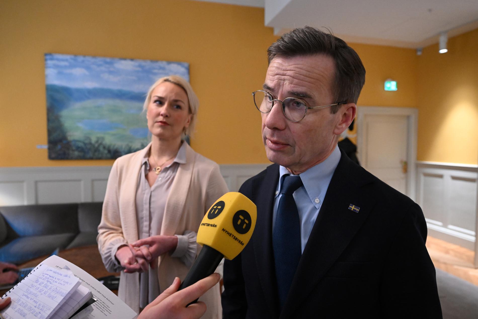 Statsminister Ulf Kristersson (M) intervjuas efter sitt möte med kvinnojoursorganisationen Unizons ordförande Olga Persson (tv).