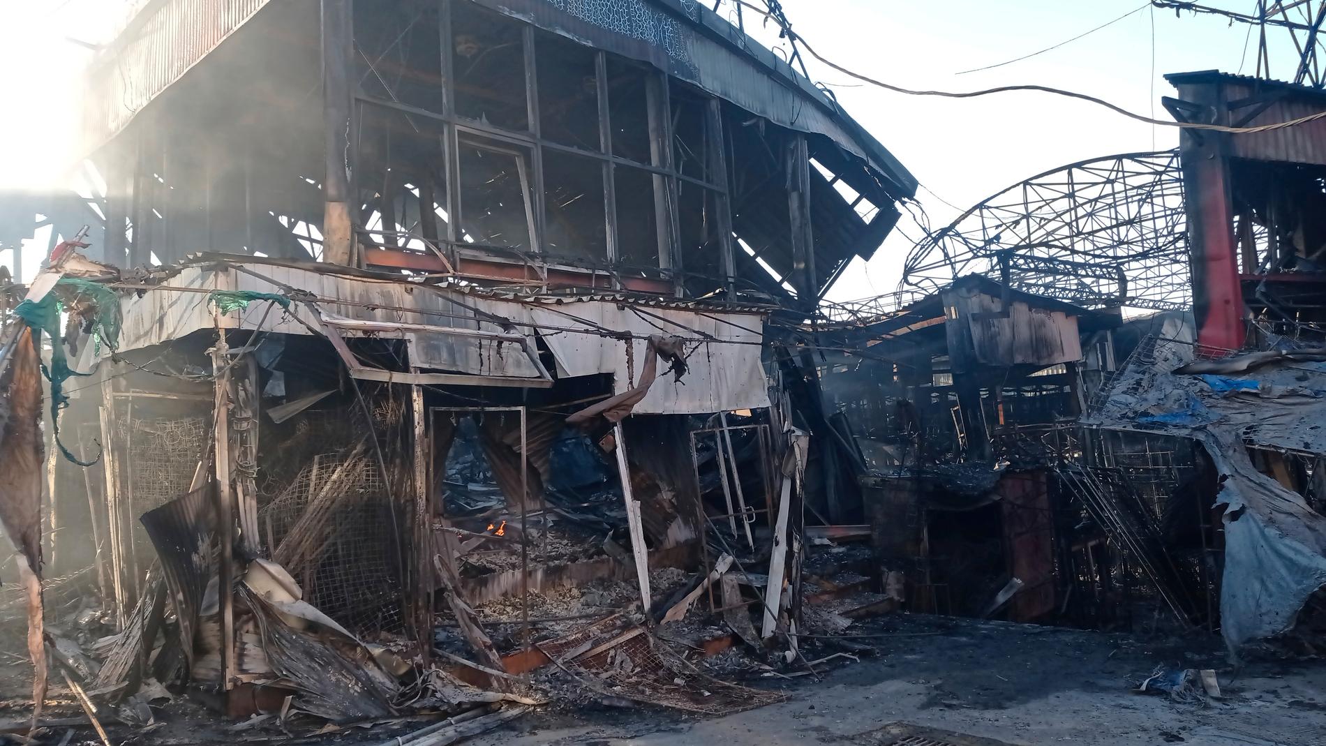 Bild tagen tidigare i mars på en förstörd byggnad i Charkiv, Ukraina. 