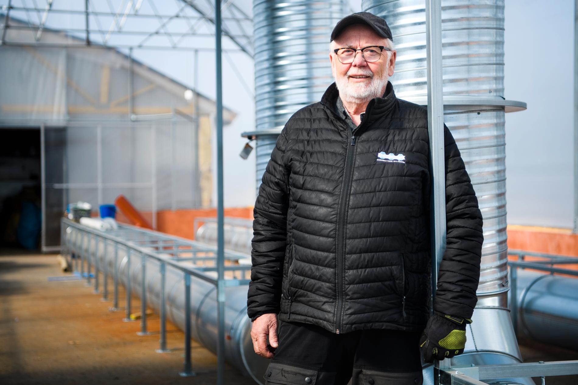 Sture Nordmark, 76, är med och bygger ett bitcoin-växthus vid kryptoanläggningen.