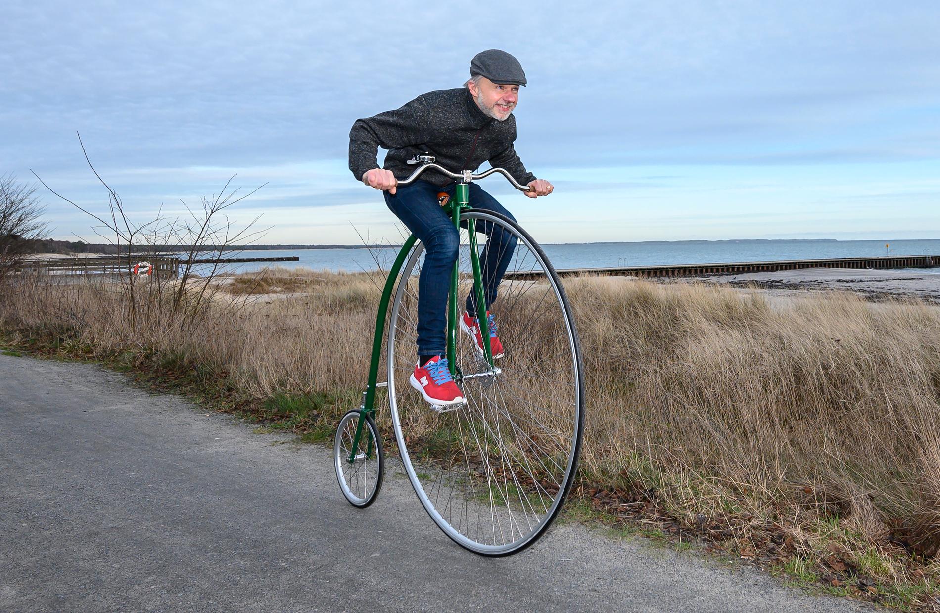 Per-Olof Kippel tillverkar höghjulingar i Tomelilla som han säljer till hela världen. Fenomenet är ännu litet – men runt 50 cyklar såldes förra året.