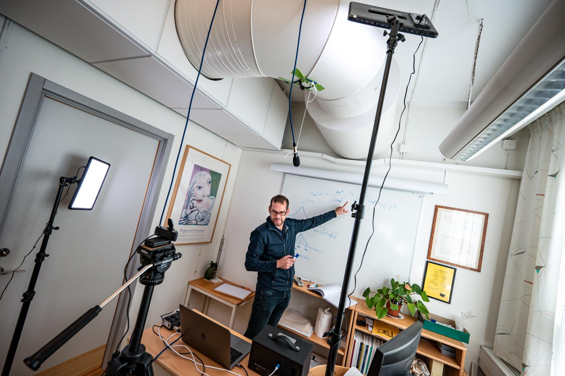 Universitetslektor Kristofer Modig har gjort om sitt arbetsrum på Kemicentrum i Lund till en liten studio. Han kan ha föreläsning för 100 studenter på en gång, men ser bara 18 av dem åt gången på små bilder på dataskärmen.
