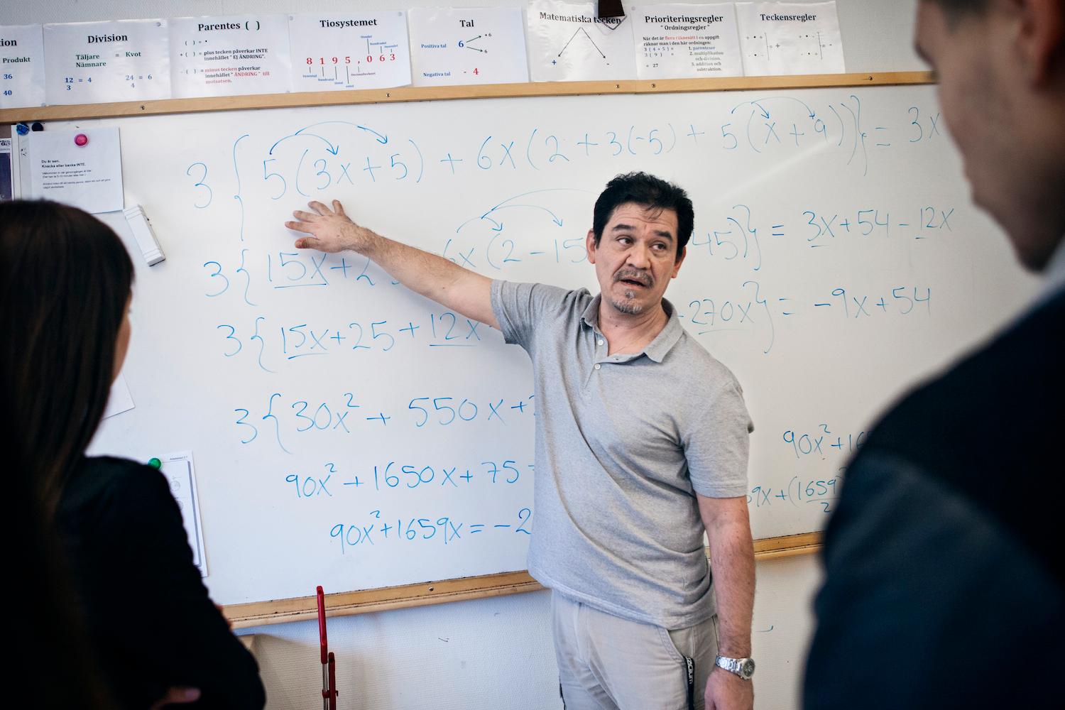 Joel Morales använder tavlan mycket i sina matematikmetoder. Från början blev eleverna nervösa för att gå fram inför de andra, men nu tycker de att det är jättebra.