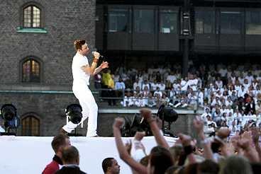i vitt Kent spelar för en vitklädd publik på Stockholms Stadion sommaren 2003.