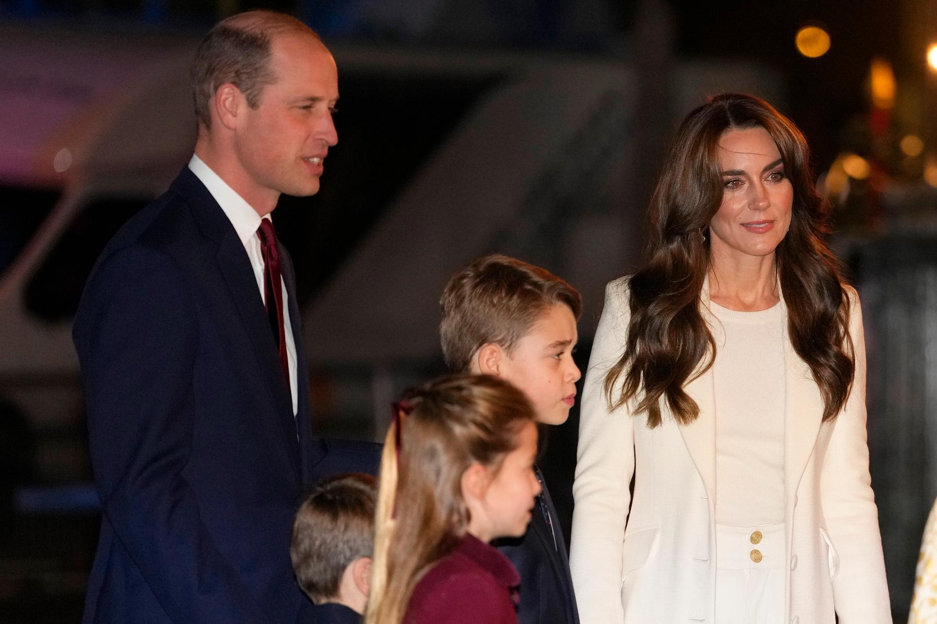 Prins William och prinsessan Kate tillsammans med sina barn vid en julkonsert i Westminster Abbey i London i december 2023.
