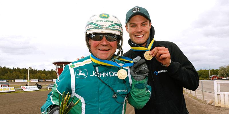 Kusken Peter Eriksson och tränaren Simon Wall firade vilt efter segern med Silver Jossan i Sto-SM