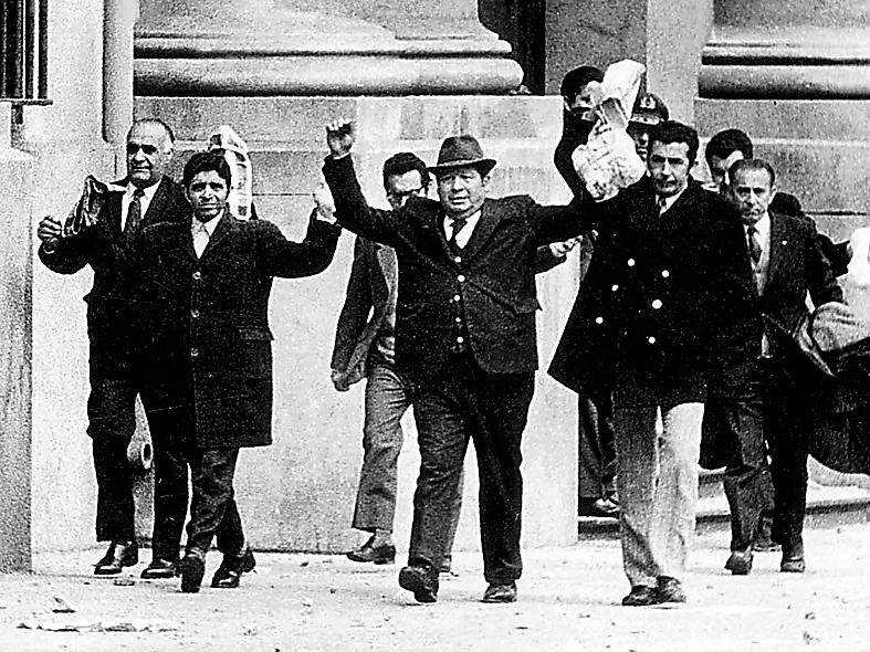 Anställda vid presidentpalatset i Santiago arresteras av militären 1973. Foto: AP
