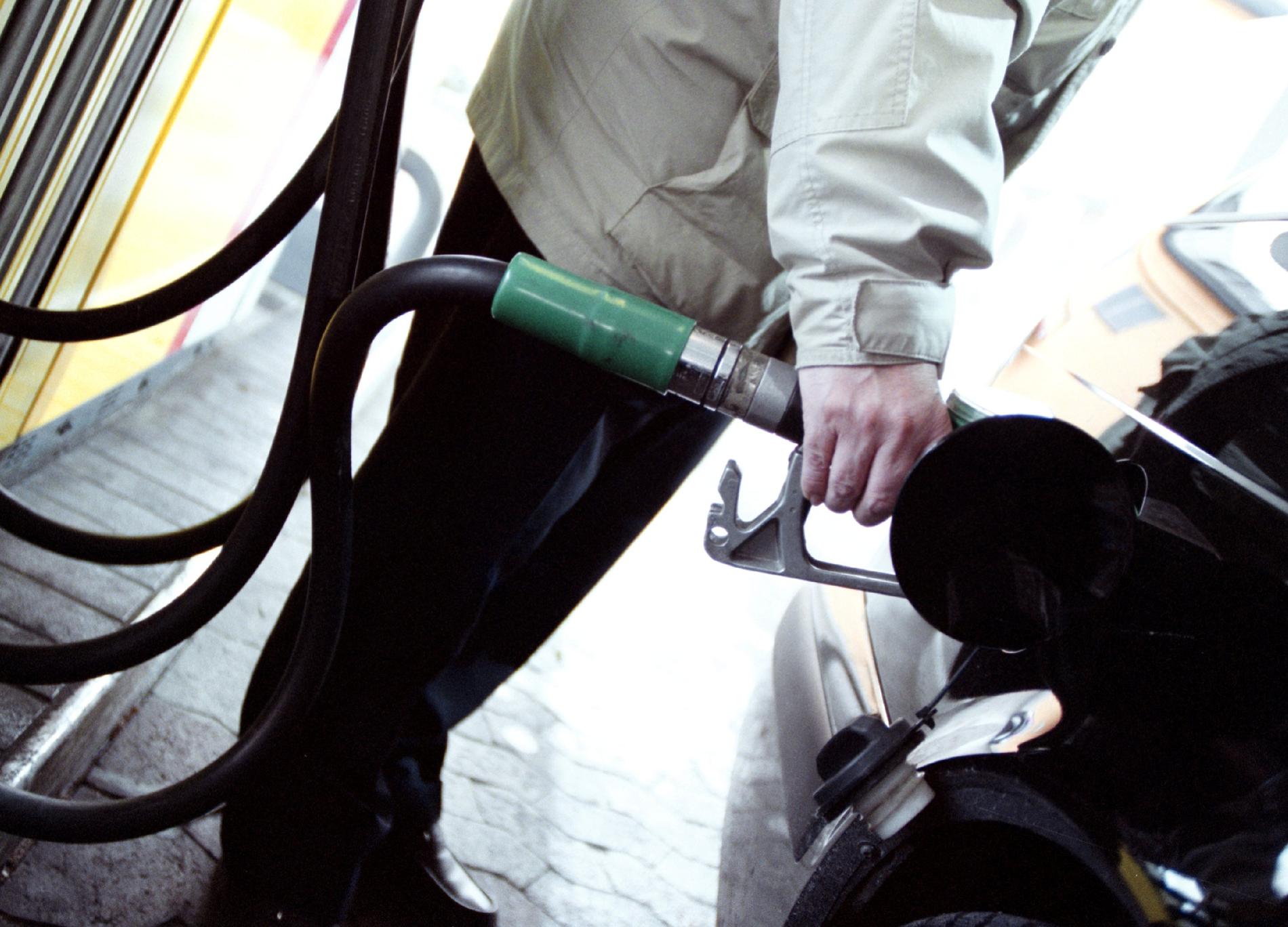 Hälften av bensinen och dieseln som tankas i svenska bilar har okänt ursprung. Arkivbild.